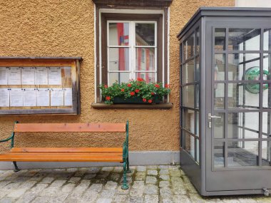 Günbatımının ya da şafağın canlı renkleriyle modern binaların uyumlu bir şekilde harmanlandığı güzel gökyüzünün zeminine karşı çarpıcı bir manzara sergiliyor..