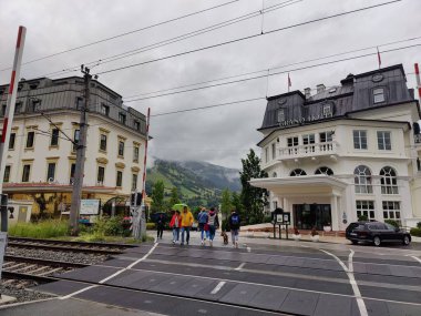 Yüksek dağların eteklerine kurulmuş doğal güzelliklerle çevrili huzurlu bir geri çekilme sunan dolambaçlı bir yolu olan manzaralı bir otel..