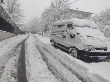 Taze karla kaplanmış büyüleyici bir şehir, çatılar, sokaklar ve ağaçlarla bembeyaz kaplanmış, huzurlu ve büyülü bir kış ortamı yaratıyor..