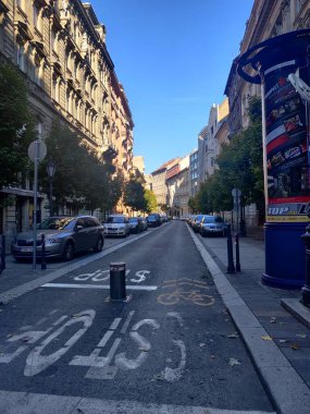 Günbatımının ya da şafağın canlı renkleriyle modern binaların uyumlu bir şekilde harmanlandığı güzel gökyüzünün zeminine karşı çarpıcı bir manzara sergiliyor..