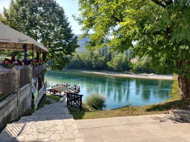 Sırbistan 'ın görkemli dağları arasında yuva yapmış, çevresindeki manzaranın çarpıcı doğal güzelliğini ve sükunetini yansıtan pitoresk bir göl..