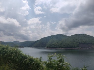 Sırbistan 'ın görkemli dağları arasında yuva yapmış, çevresindeki manzaranın çarpıcı doğal güzelliğini ve sükunetini yansıtan pitoresk bir göl..