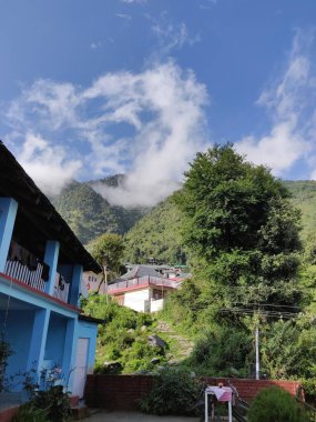 Yoğun ormanlarla kaplı yemyeşil dağların nefes kesici manzarası Hindistan 'ın görkemli manzaralarının doğal güzelliğini ve sükunetini gözler önüne seriyor..