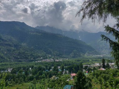 Yoğun ormanlarla kaplı yemyeşil dağların nefes kesici manzarası Hindistan 'ın görkemli manzaralarının doğal güzelliğini ve sükunetini gözler önüne seriyor..