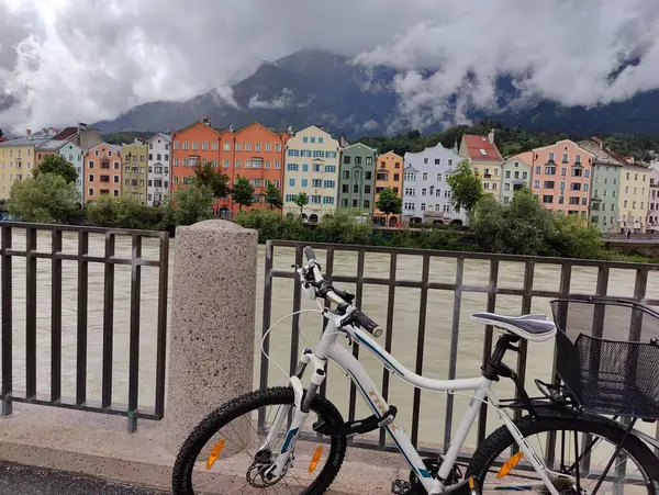 Canlı bir nehir kenarına park edilmiş bisikletler, büyüleyici, renkli evlerle çevrili, güzel ve hareketli bir atmosfer yaratıyor, boş gezintiler için mükemmel..