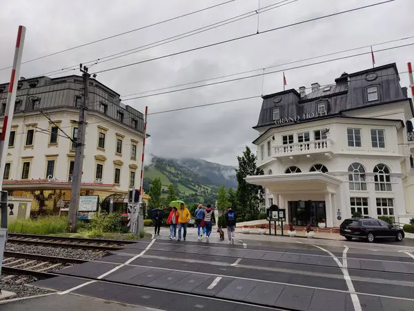 Yüksek dağların eteklerine kurulmuş doğal güzelliklerle çevrili huzurlu bir geri çekilme sunan dolambaçlı bir yolu olan manzaralı bir otel..