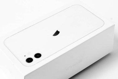 Magetan, Endonezya - 01 Kasım 2023: BoX Produk Merek Apple Phone 11 disajikan pada latar belakang putih