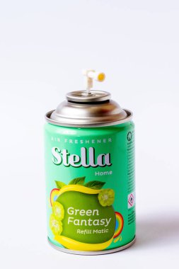 Magetan, Endonezya - 01 Kasım 2023: STELLA Green Fantasy Refill Matic. Oda spreyi. Otomatik oda spreyi beyaz arkaplanda izole edildi.