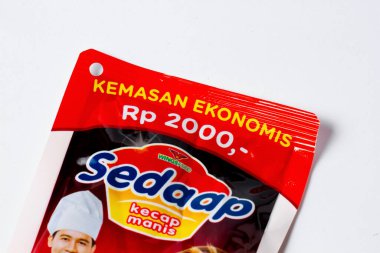 Magetan, Endonezya - 01 Kasım 2023: SEDAP tatlı soya soslu kese paketi beyaz arka planda