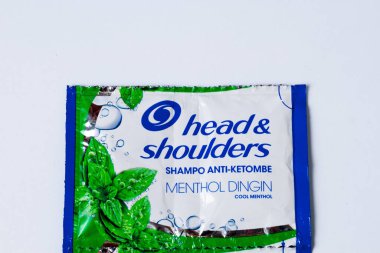 Magetan, Endonezya - 01 Kasım 2023: Baş ve Omuz kepek önleyici şampuan, Mentollü Soğuk Varyasyon. Head And Shoulders markası şampuan üreticisi..
