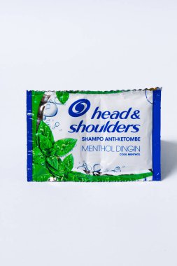Magetan, Endonezya - 01 Kasım 2023: Baş ve Omuz kepek önleyici şampuan, Mentollü Soğuk Varyasyon. Head And Shoulders markası şampuan üreticisi..