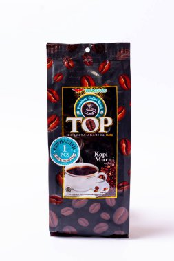 Magetan, Endonezya - 01 Kasım 2023: Top ROBUSTA ARABICA BLEND ürünü. Plastik Pakette Saf Robusta Ground Coffee. WINGSFOOD Üretiminde