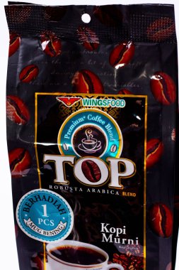 Magetan, Endonezya - 01 Kasım 2023: Top ROBUSTA ARABICA BLEND ürünü. Plastik Pakette Saf Robusta Ground Coffee. WINGSFOOD Üretiminde