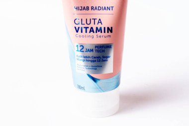 Magetan, Endonezya - 01 Kasım 2023: Vücut losyonu Vazelin Sağlıklı Başörtüsü Parlak Gluta Vitamin Soğutma Serumu.
