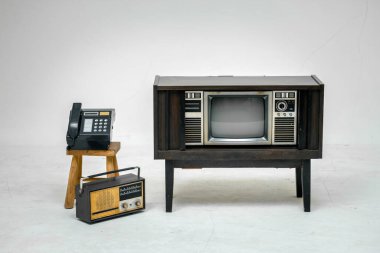 Kırpma yolu beyaz arka planda izole edilmiş eski bir televizyon. Televizyon standı ve boş ekran, klasik radyo ve telefon, teknoloji.