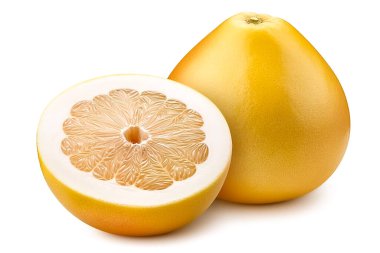 Beyaz arka planda yarı yarıya kesilmiş Pomelo meyvesi.