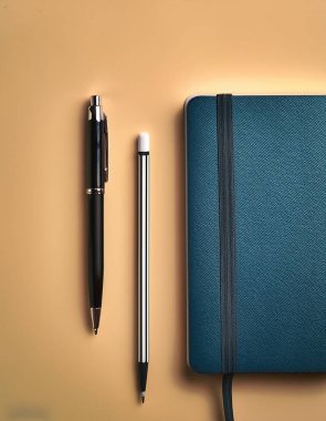 Kalem ve defter minimalist arkaplanda izole edildi