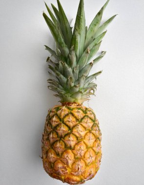 Ananas meyvesi, temiz beyaz bir arkaplanda izole edilmiş.