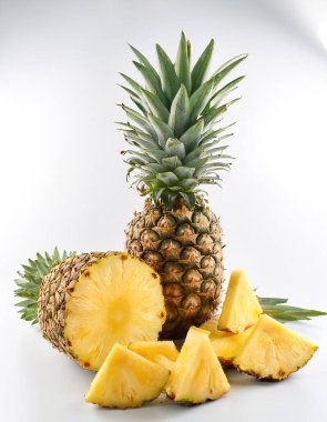 Tüm ananas ve dilimlenmiş arka plan konsepti izole edilmiş beyaz