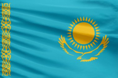 Kazakistan bayrağı kıvrımlı bir spor dikiş kumaşı üzerine resmedilmiş..
