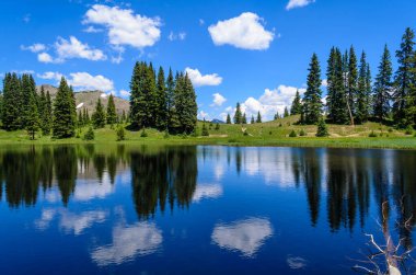 Copper, Colorado, ABD yakınlarındaki Gore Range Trail 'deki Wheeler Gölleri' ne yansıyan Bulutlar.