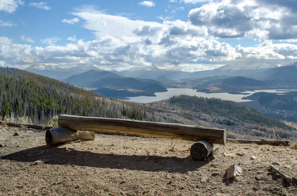 Ptarmagin Trail, Colorado, ABD 'den Dillon Gölü manzaralı ahşap Benç.