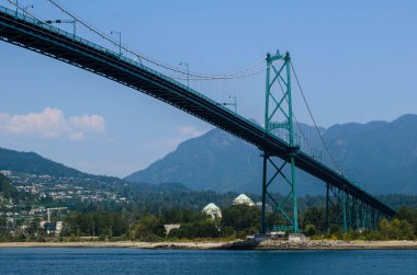 Vancouver, British Columbia, Kanada 'daki Lions Gate Köprüsü' nün alçak açılı görüntüsü