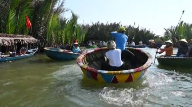 Hoi An, Vietnam 12 Şubat 2023: Hindistan cevizi ormanlarında sepet teknesinde bir turistle dönüş.