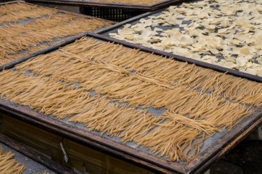 Hoi An-mi quang ve cao lau 'daki ünlü yemekler için kurutulmuş pirinç eriştesi.