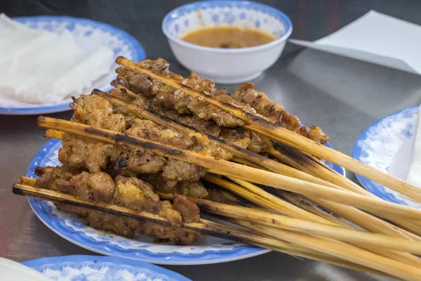 Vietnam 'da, Hoi An' da mangalda domuz şiş, fıstık sosu ve pirinç kağıdı.