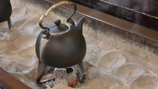 Traditionele Metalen Chinese Ketel Kolen Kokend Water Voor Thee Hoge — Stockvideo