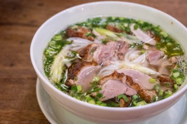 Vietnam 'da, Hoi An' da ördekli, çıtır derili, yeşil soğanlı ve otlu Vietnam sandviçi.