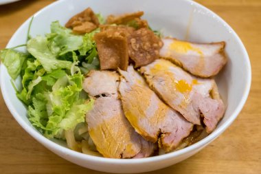 Cao Lau, Hoi An 'da erişte, domuz eti ve yerel yeşilliklerden yapılan bir Vietnam yemeğidir.