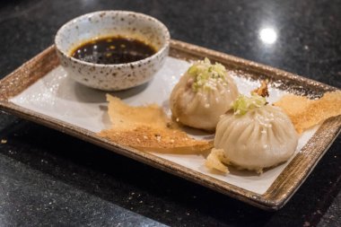 Kıtır dantelli ve soslu Asya usulü kızarmış domuz çörekleri..