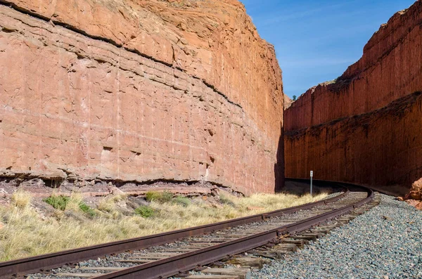 Tren rayları Moab, Utah, ABD 'de dik oyulmuş bir kanyona doğru kıvrılıyor..
