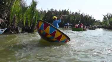 Hoi An, Vietnam 12 Şubat 2023: Hindistan cevizi ormanlarında sepet teknesinde dönüş.