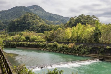  Beishi Nehri 'ndeki küçük şelaleler Pinglin, New Taipei, Tayvan.