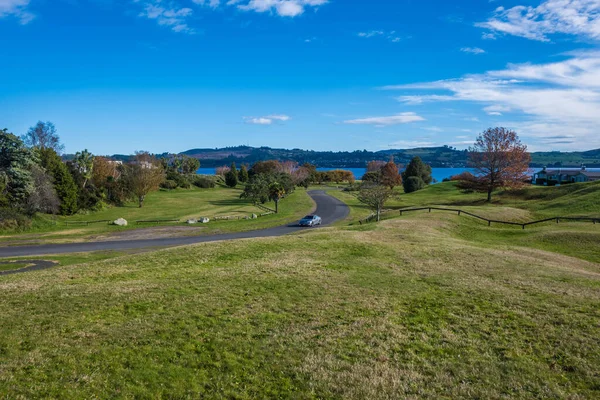 Secombe Park ve Yeni Zelanda 'daki Taupo Gölü' nün panoramik manzarası.