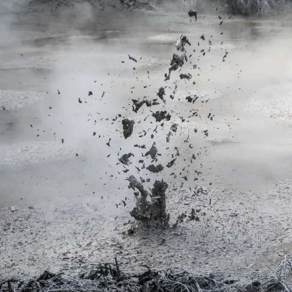 Пузырь Газа Извергается Грязевого Бассейна Геотермальных Источниках Вайотапу Близ Ротуруа — стоковое фото