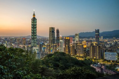 Taipei 'nin güzel günbatımı, Tayvan şehrinin silüeti. Yüksek kalite fotoğraf