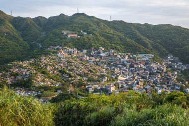 Jiufen Dağı manzaralı Keelung Yolu, New Taipei Şehri, Tayvan.