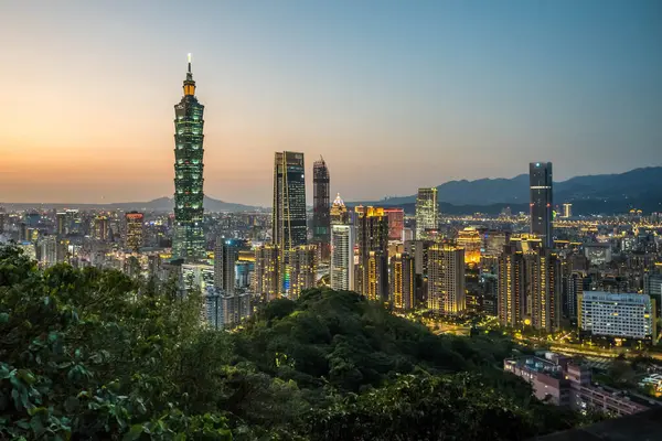 Taipei 'nin güzel günbatımı, Tayvan şehrinin silüeti. Yüksek kalite fotoğraf