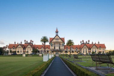 Rotorua, Yeni Zelanda 'daki Hükümet Bahçeleri' ndeki Tudor tarzı spa hamamı..