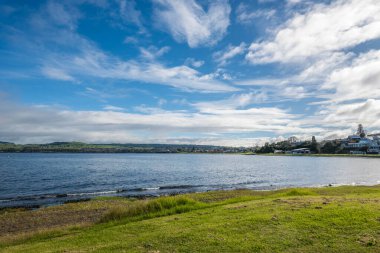 Yeni Zelanda 'daki Taupo Gölü' nün panoramik manzarası.