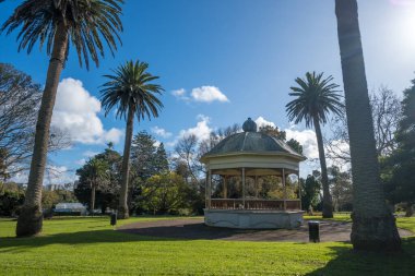 Auckland Alanının Sahne Sahnesi Çadırı Palmiye ağaçlarıyla çevrili.
