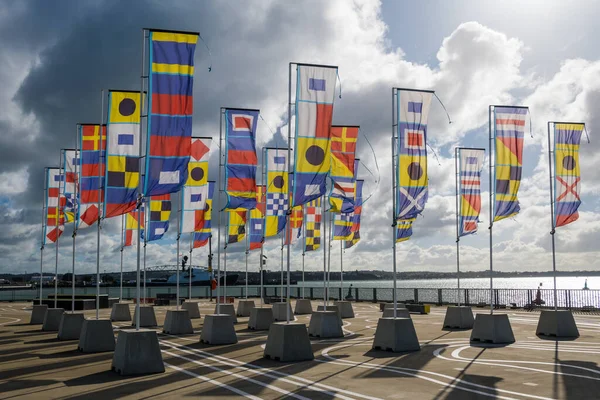 Auckland, Yeni Zelanda 'daki limanda Deniz Piyadeleri Sinyal Bayrakları.