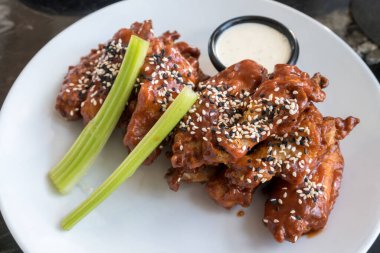 kerevizli tavuk kanadı..