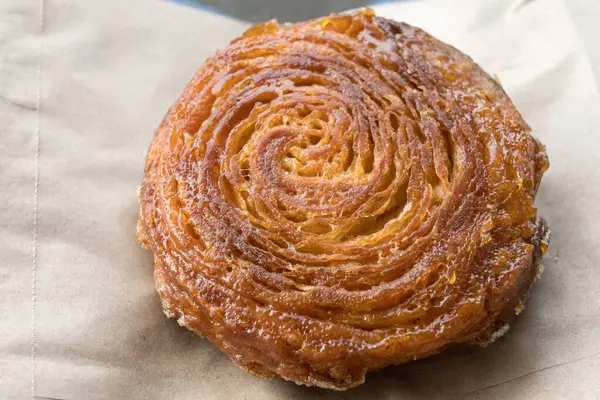 Kouign-amann, tereyağlı geleneksel Breton keki.. 