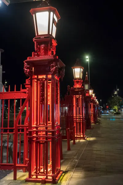Auckland, Yeni Zelanda 'daki tarihi feribot binası yakınlarındaki kırmızı işlemeli demir çit ve kapılar..