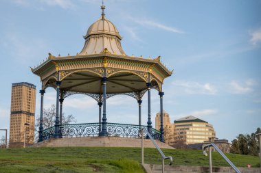 Adelaides Elder Park Rotunda öğleden sonra güneşinde. Yüksek kalite fotoğraf